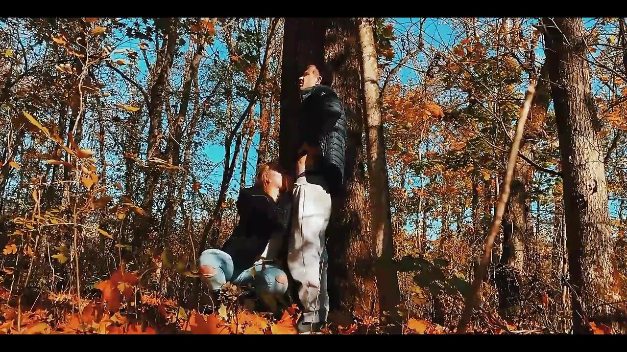 Pieprzyłem piękność z dużym tyłkiem w lesie podczas spaceru