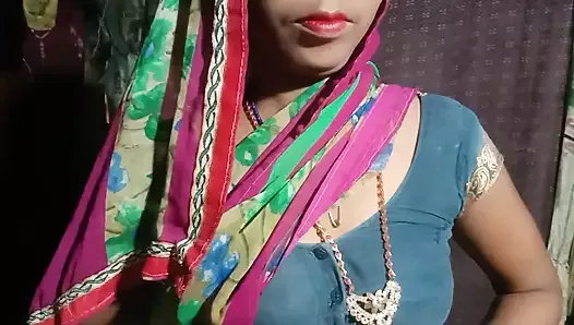 Une bhabhi desi en sari montre ses seins, lait