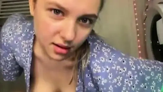 Толстушка Jucielussie трахает пальцами киску в ванной