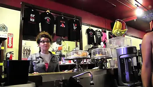 Dua tanggul di dapur bermain es krim