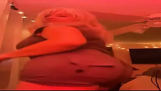 Rosie ile dans etmek mi? Hadi Sweet Pea. Ayağa kalk ve hadi vücudumuzu hareket ettirelim!! Birlikte...