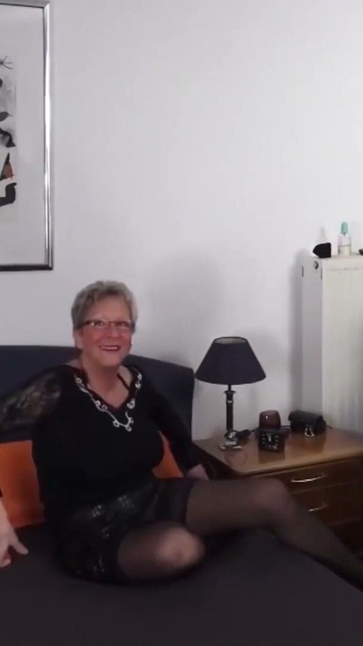 Alte Oma braucht 3 dicke Pimmel | Clip 1