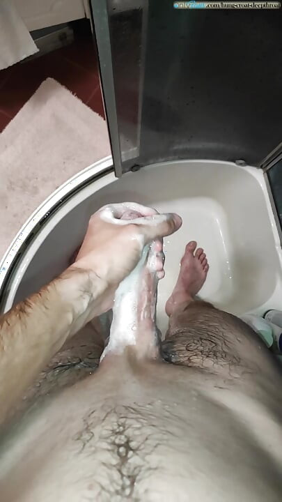 シャワーでカットされていないチンポをけいれんさせる