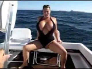 Грудастая женщина кончает на лодке