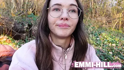 Dünnes mädchen klatscht im freien ihren arsch!