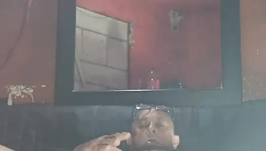 Ateşli 🤤 sütünü boşaltana kadar açgözlü götümün içinde göt tıkacı ve şişme taşaklarla şortumu açıyorum