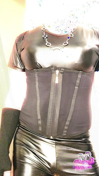 Super sexy Sissy Dziwka Kandi huśta kutasa w swoim czarnym lateksie i butach PMV