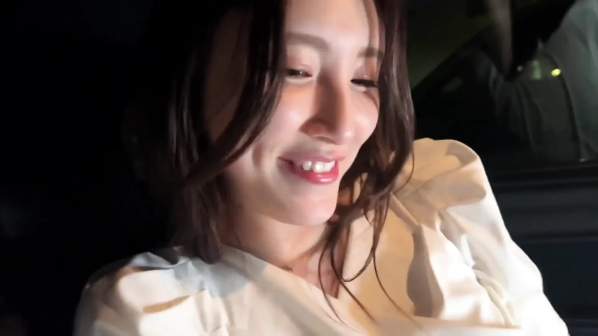 第1部分：激烈的性爱, 用她的性魅力和美感完全把你从脚上扫开