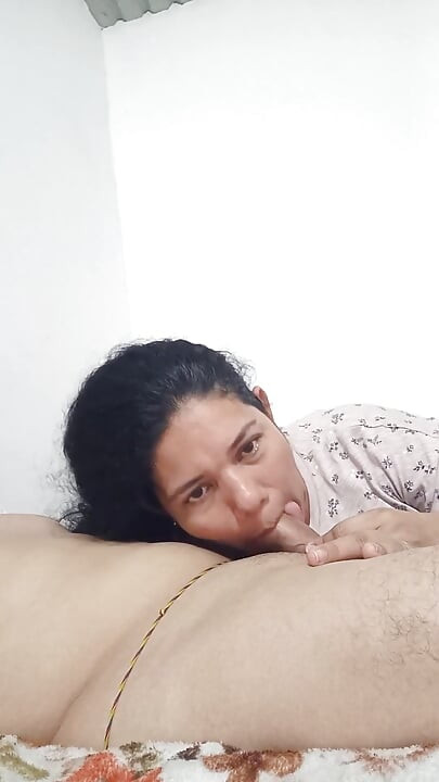 Esposa chupando pau no estilo tesão