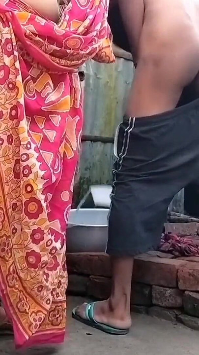 Állkapocs-leejtő pillanat a "Red Saree Village házas feleség szexéből (hivatalos videó: Villagesex91)"