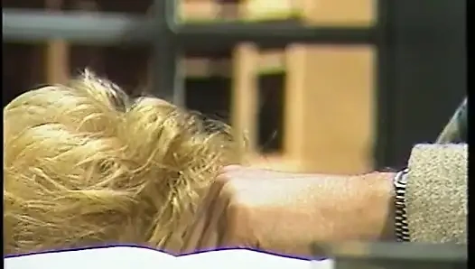 Cewek nakal rambut pirang dengan memek mulus ini suka dientot habis-habisan sama kontol besar