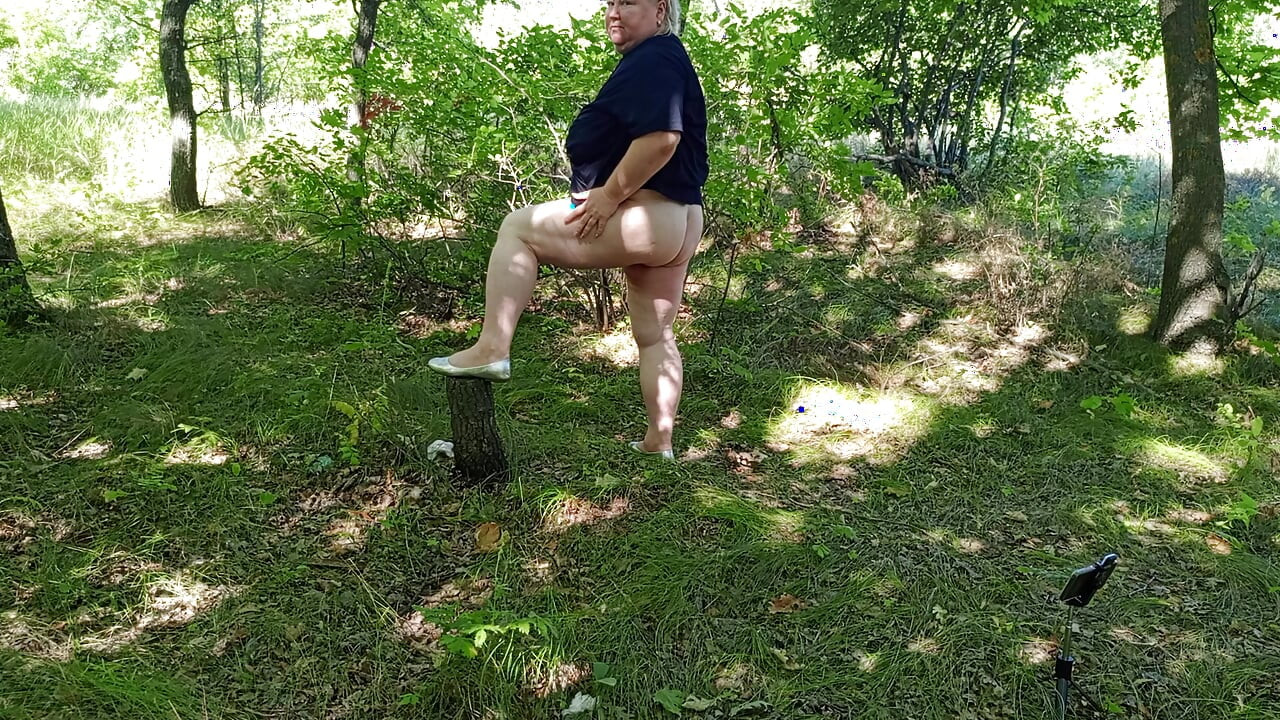 Mother-in-law in the park masturbates her pussy to a powerful squirt