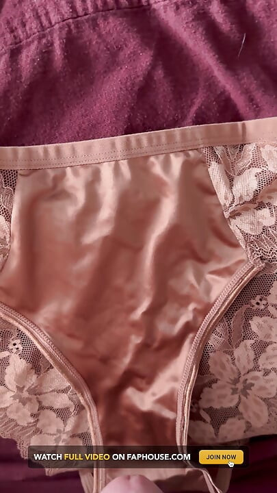 Crot di celana dalam istri 16