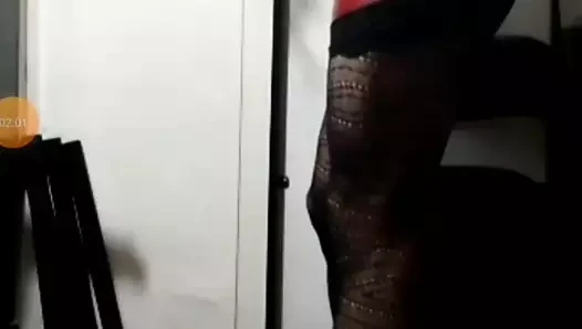 Sürtük travesti dildo emiyor ve biniyor