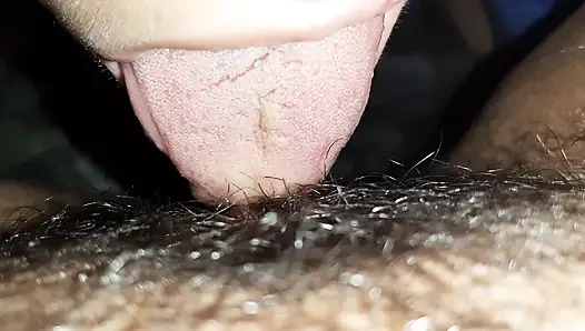 Çok kıllı amcığını yiyorum ve çabucak orgazm oluyorum