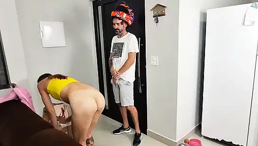 Gadis ini lagi sendirian dengan handuk mandi dientot sama cowok pengantar barang!