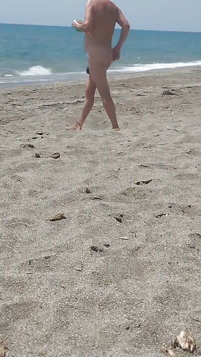 해변에서 벌거벗고 즐기고 있다