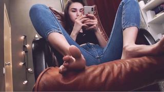 Une fille sexy montre ses pieds en webcam