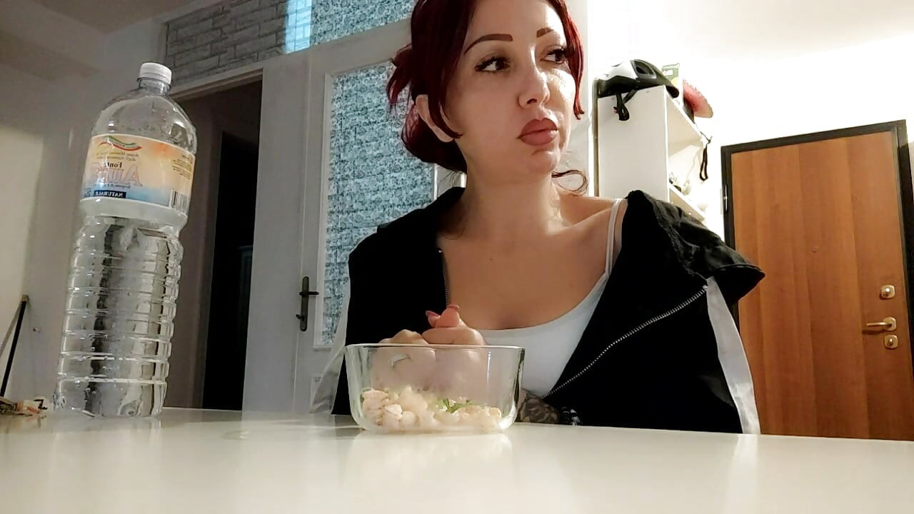 המון גיהוקים גדולים בזמן שהיא אוכלת לג'ינג'ית היפה