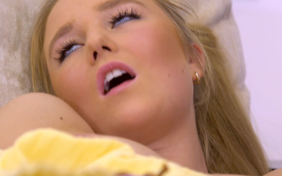 شقراء شابة جميلة تستمني بديلدو كبير