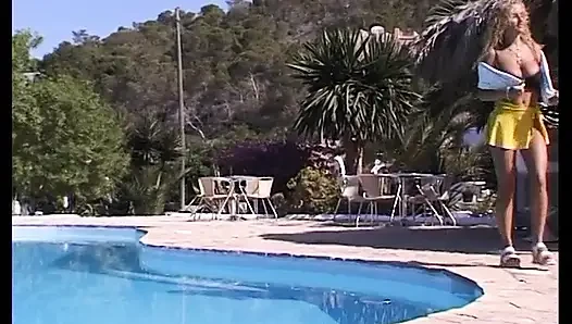 Büyük memeli sarışın orta yaşlı seksi kadın havuz kenarında amına dildo yapıyor