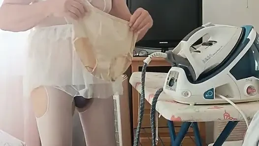 Küçük beyaz kıyafetle ütüleme