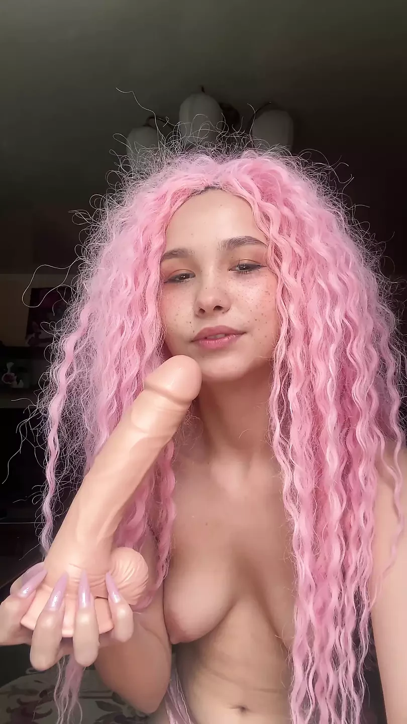 UNE JEUNE FILLE ASIATIQUE TRÈS CHAUDE SE MASTURBE JUSQU'À L'ORGASME ET SE FAIT SUCER PAR UN GODE PUISSANT, REGARDEZ-LA GICLER SON SPERME