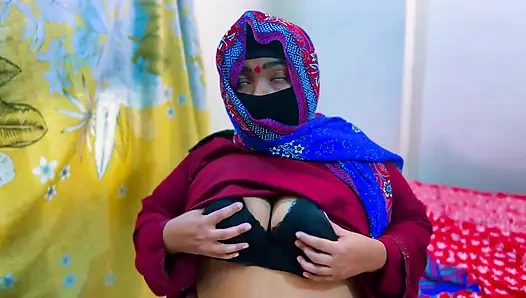 Pembantu semok arab arab yang lagi sange berat lagi asik masturbasi memeknya di kamar hotel !