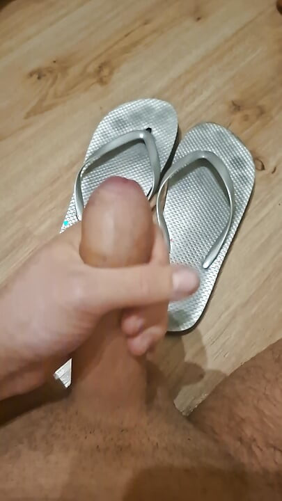 ฉันซื้อ flipflop จากสาวและยิงน้ําเงี่ยนบนพวกเขา