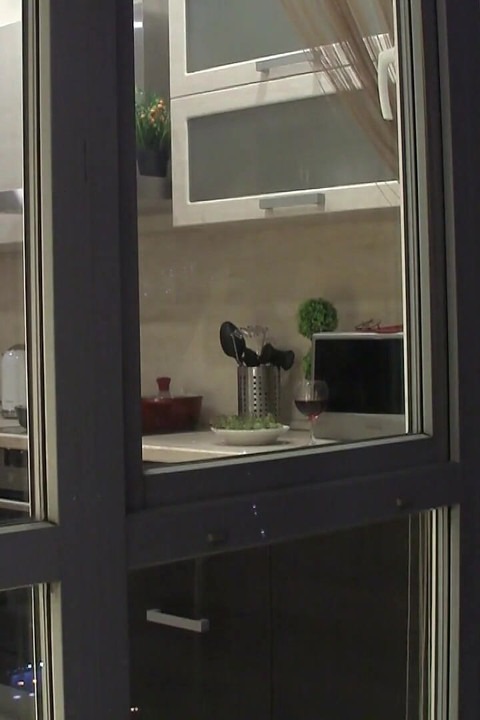 Roodharige amateur weet niet dat ze wordt bekeken tijdens het dansen in de keuken