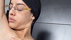 Araberin spielt mit ihren haarigen Achselhöhlen und schüttelt ihre kleinen Titten