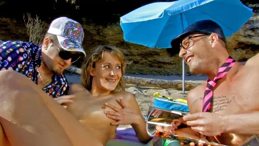Evy Sky, adolescente française, fait un trio anal très dément sur la plage