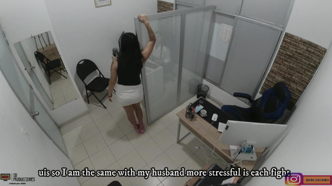 为了减轻压力，我给了我的同事在她的大阴户上几个很好的吻 - 西班牙语色情