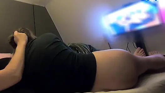 Uda orta yaşlı seksi kadın porno izlerken arkadaşı tarafından sikiliyor