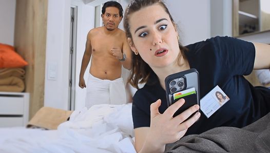 Garoto latino pega a empregada com seu iPhone.