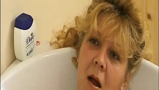 Tombul sarışın Alman orta yaşlı seksi kadın oyuncak kullanıyor ve içinde sikiliyor