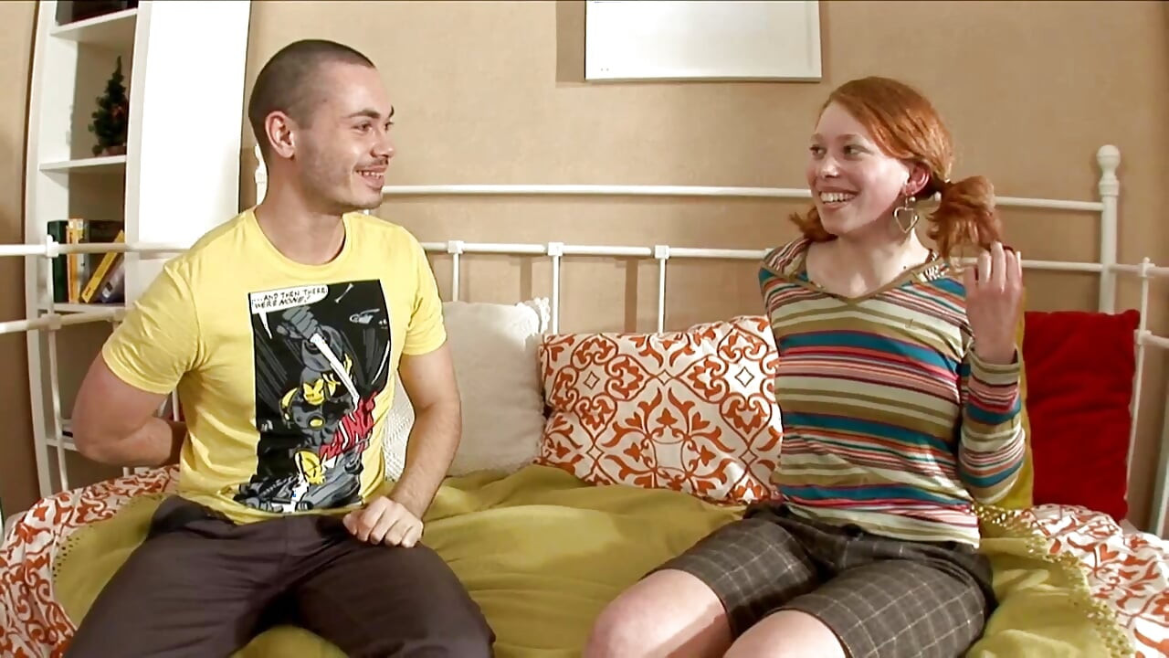 Свіжа пизда Анни Зіміни, збуджена російська руда отримує її