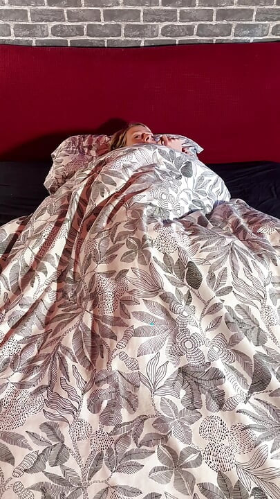 Bună dimineața, masturbare - orgasm exploziv imediat după trezire