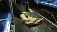 Versteckte Füße, Zehen und Sohlen in einem öffentlichen Bus