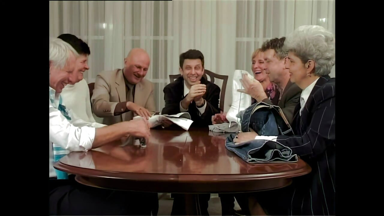 Um grupo de idosos assistindo e participando de uma foda de jovem casal