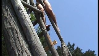 Masturbando la escalera de un soporte elevado