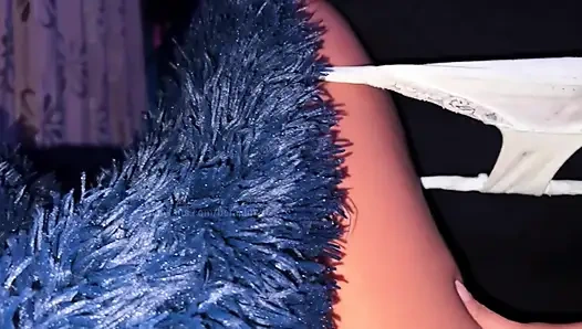 Unter der Decke berührt das junge Mädchen ihre weiche Muschi