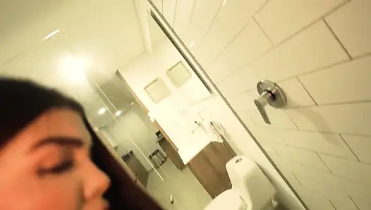 Моя сводная сестра обожает трахаться в ванной! Papuchizz - Мануэла Вей