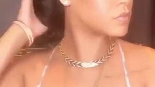 Rihanna (igstory) sexy Dekolleté