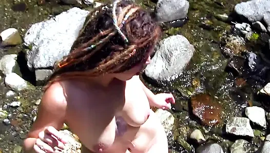 Francesc получила свой первый опыт на улице со своей лучшей подругой