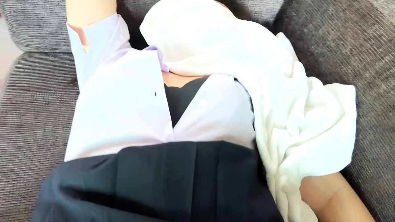 泰国青少年 18+ 与她完美的粉红色阴户在大学制服