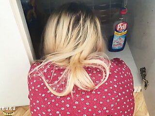 Ma demi-sœur baise rapidement pendant qu&#39;elle nettoie