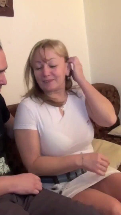 Must-see moment from "Die Nachbars Milf mit enger Fotze auf der Couch befridigt"