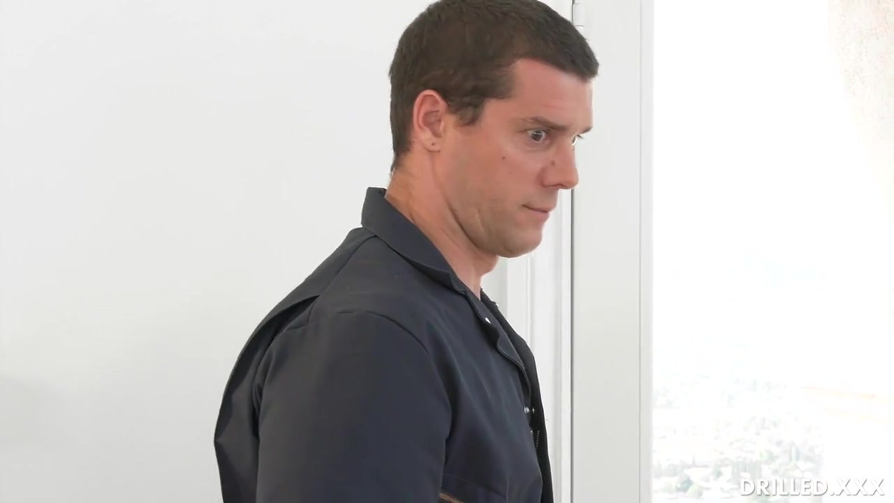 秘书的屁股在口交后被看门人操