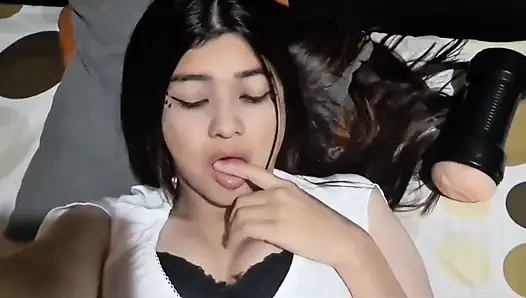 Geiles mädchen masturbiert mit ihrem sexspielzeug, echt selbstgedreht
